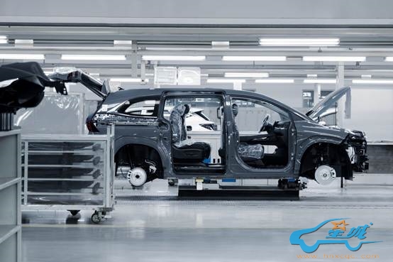 图片包含 汽车, 卡车, 路, 建筑 描述已自动生成