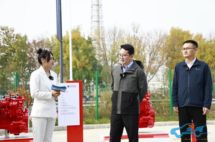 人们站在一起描述已自动生成