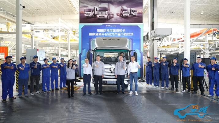 一群人站在火车旁的站台上中度可信度描述已自动生成