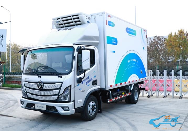 路上有辆蓝色的卡车描述已自动生成