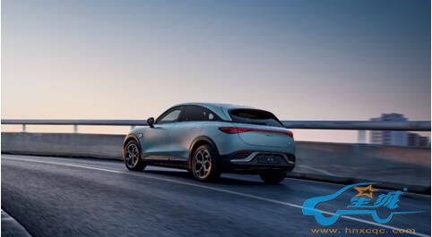 汽车在路上描述已自动生成