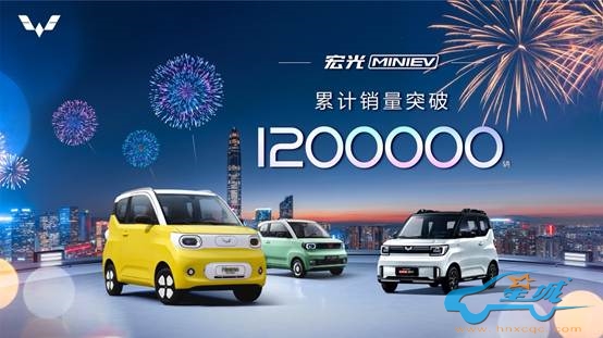 街道边的彩绘汽车  中度可信度描述已自动生成