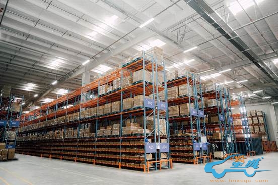 图片包含 室内, 图书馆, 场景, 火车  描述已自动生成