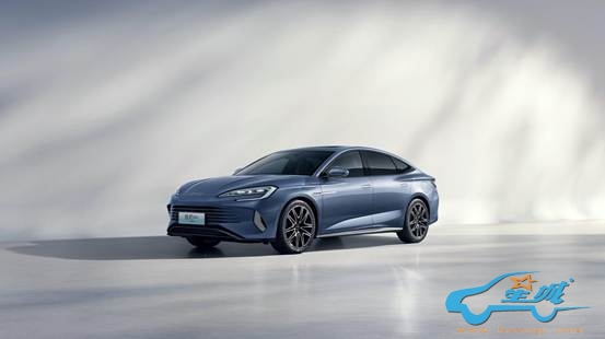 赛车在路上行驶 描述已自动生成