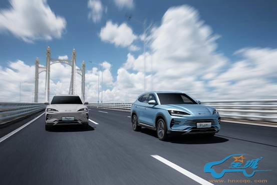 公路上的汽车 描述已自动生成