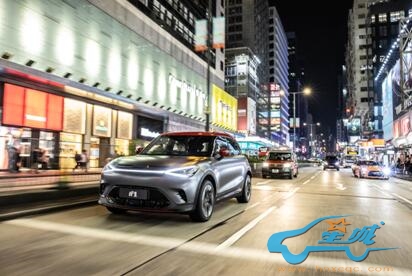 城市街道与高楼大厦的汽车描述已自动生成