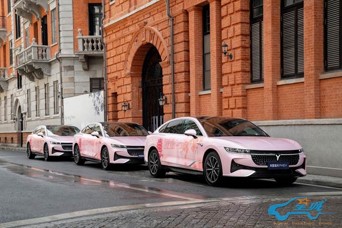 街道边的建筑和汽车  描述已自动生成