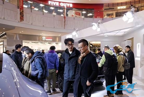 一群人站在飞机前面  低可信度描述已自动生成