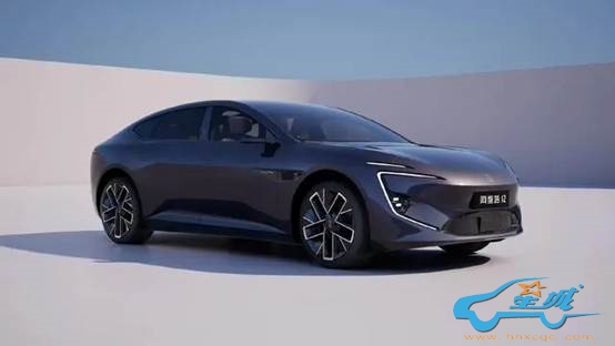 银色的汽车  描述已自动生成