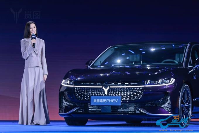 图1：佘诗曼与岚图追光PHEV形象照