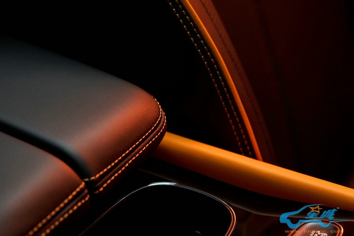 黑色宾利双翼徽标 添越S炫黑版演绎全新可能 (14).jpg