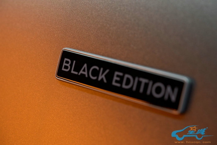 黑色宾利双翼徽标 添越S炫黑版演绎全新可能 (8).jpg