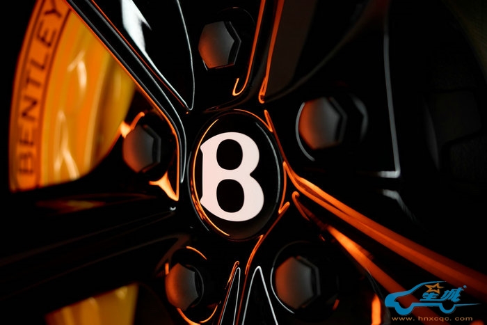 黑色宾利双翼徽标 添越S炫黑版演绎全新可能 (16).jpg