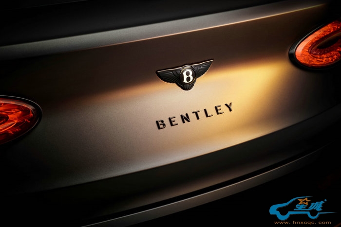 黑色宾利双翼徽标 添越S炫黑版演绎全新可能 (1).jpg