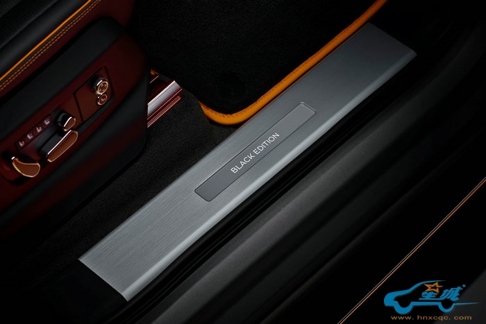 黑色宾利双翼徽标 添越S炫黑版演绎全新可能 (15).jpg