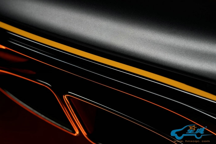 黑色宾利双翼徽标 添越S炫黑版演绎全新可能 (17).jpg