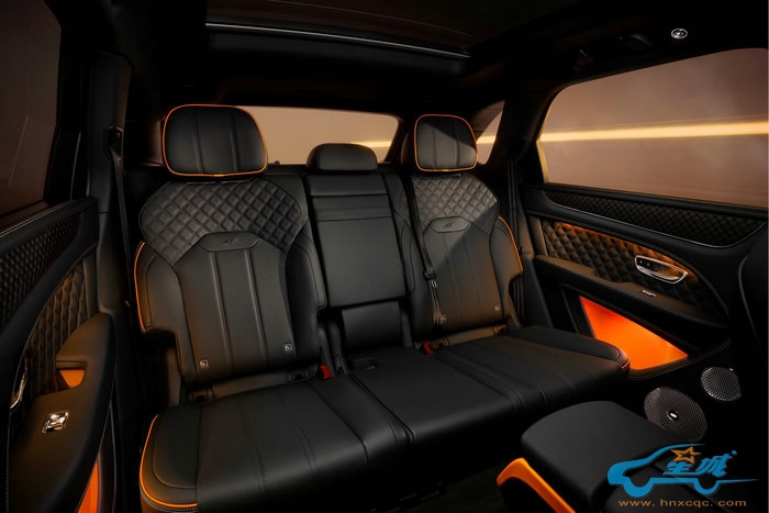 黑色宾利双翼徽标 添越S炫黑版演绎全新可能 (10).jpg