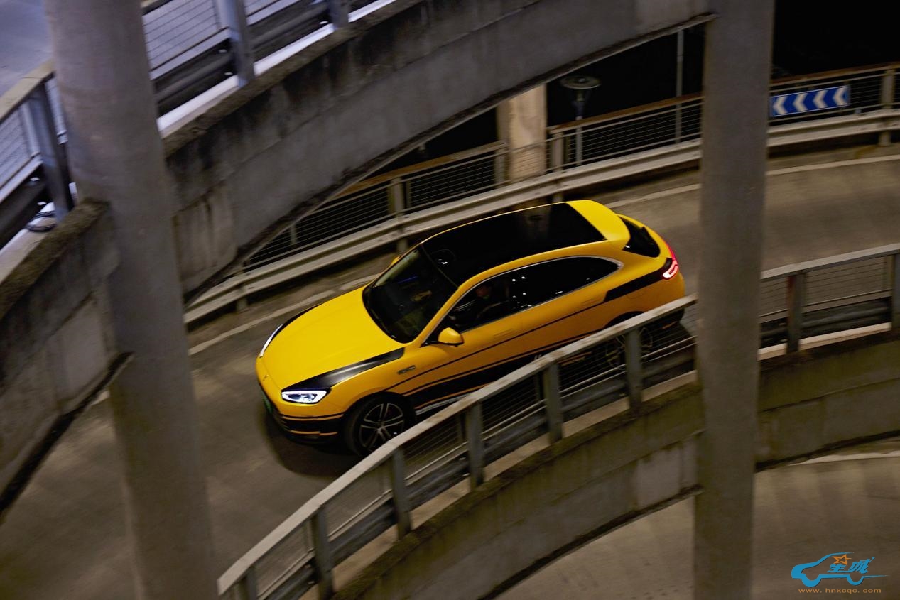 肾上腺素飙升!问界M5首次速倒刷圈3600°硬核出圈