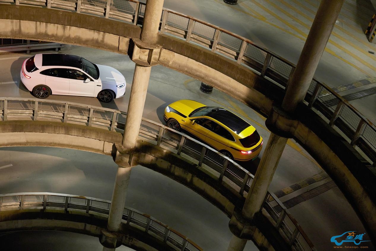 肾上腺素飙升!问界M5首次速倒刷圈3600°硬核出圈