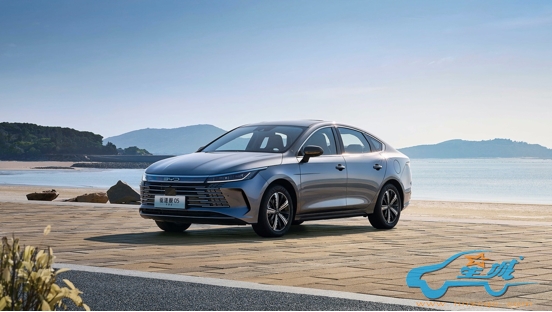 汽车停在沙滩上描述已自动生成