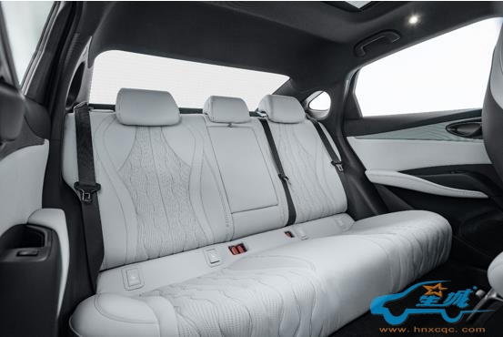 汽车座位上描述已自动生成