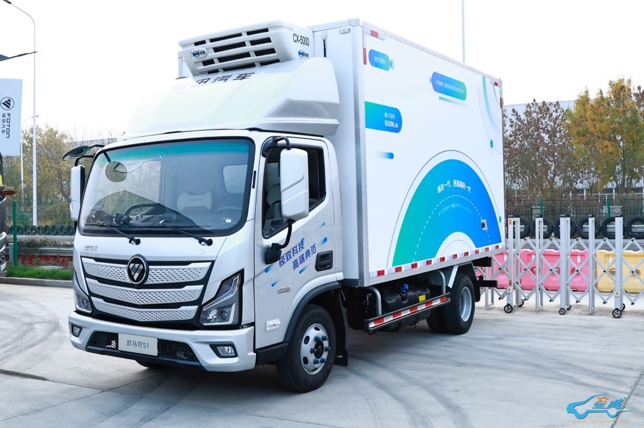 路上有辆蓝色的卡车描述已自动生成