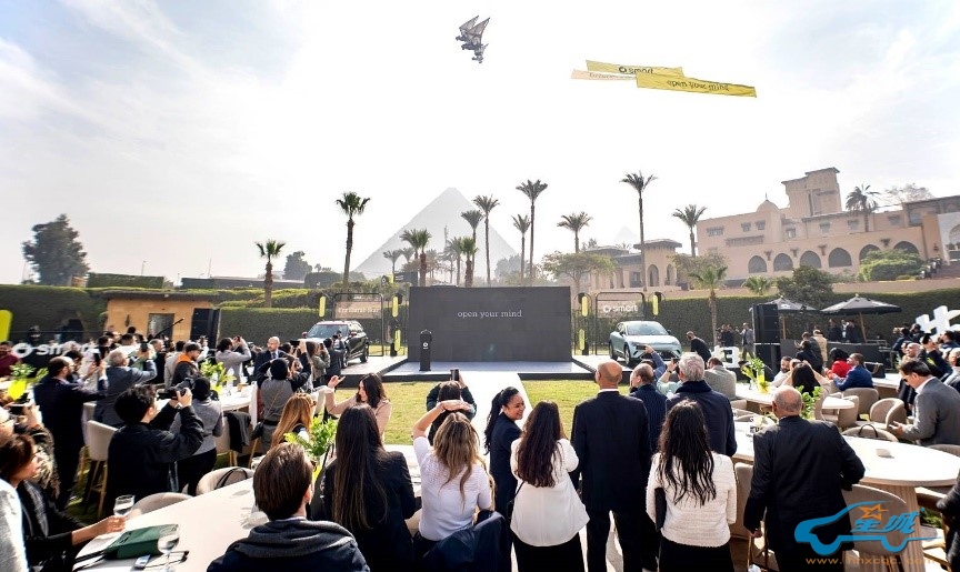 1.pyramidswitnessthesmart1amp3launchwithaflyby