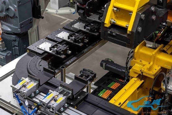 图片包含 室内, 玩具, 桌子, 乐高AI 生成的内容可能不正确。